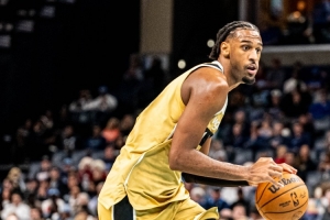 萨尔最近5场场均22.4分9.4板2.4助2.2帽1.4断 命中率46.2%